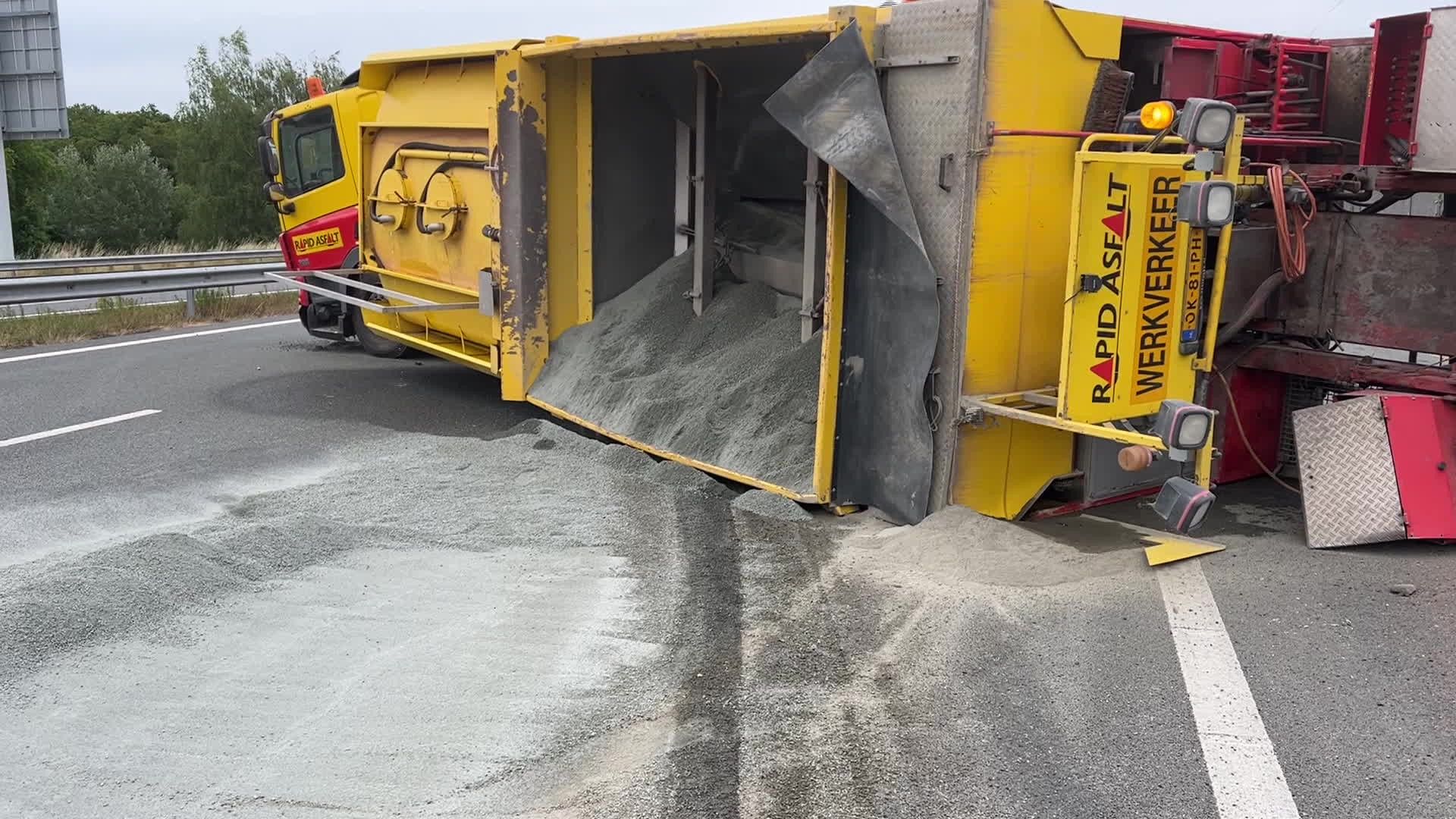 Berging Gekantelde Vrachtwagen Met Asfaltcomponent Op De A1 - RTV Oost