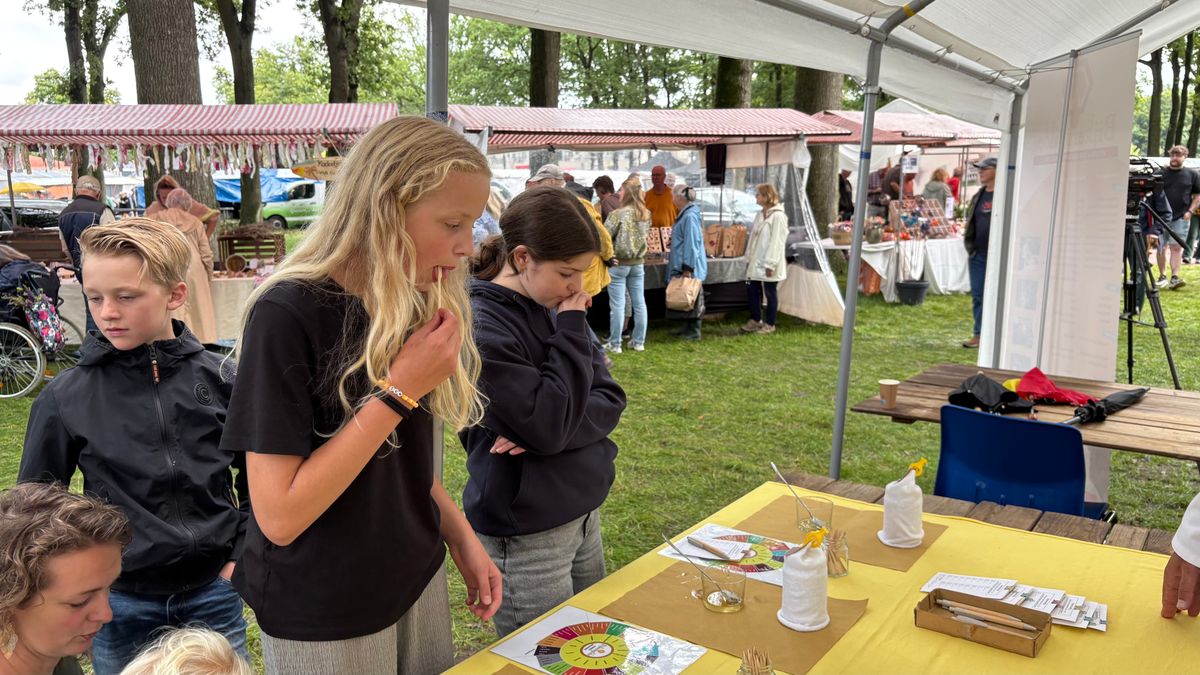 Meten, kijken en uiteraard proeven: honing keuren in Zuidlaren