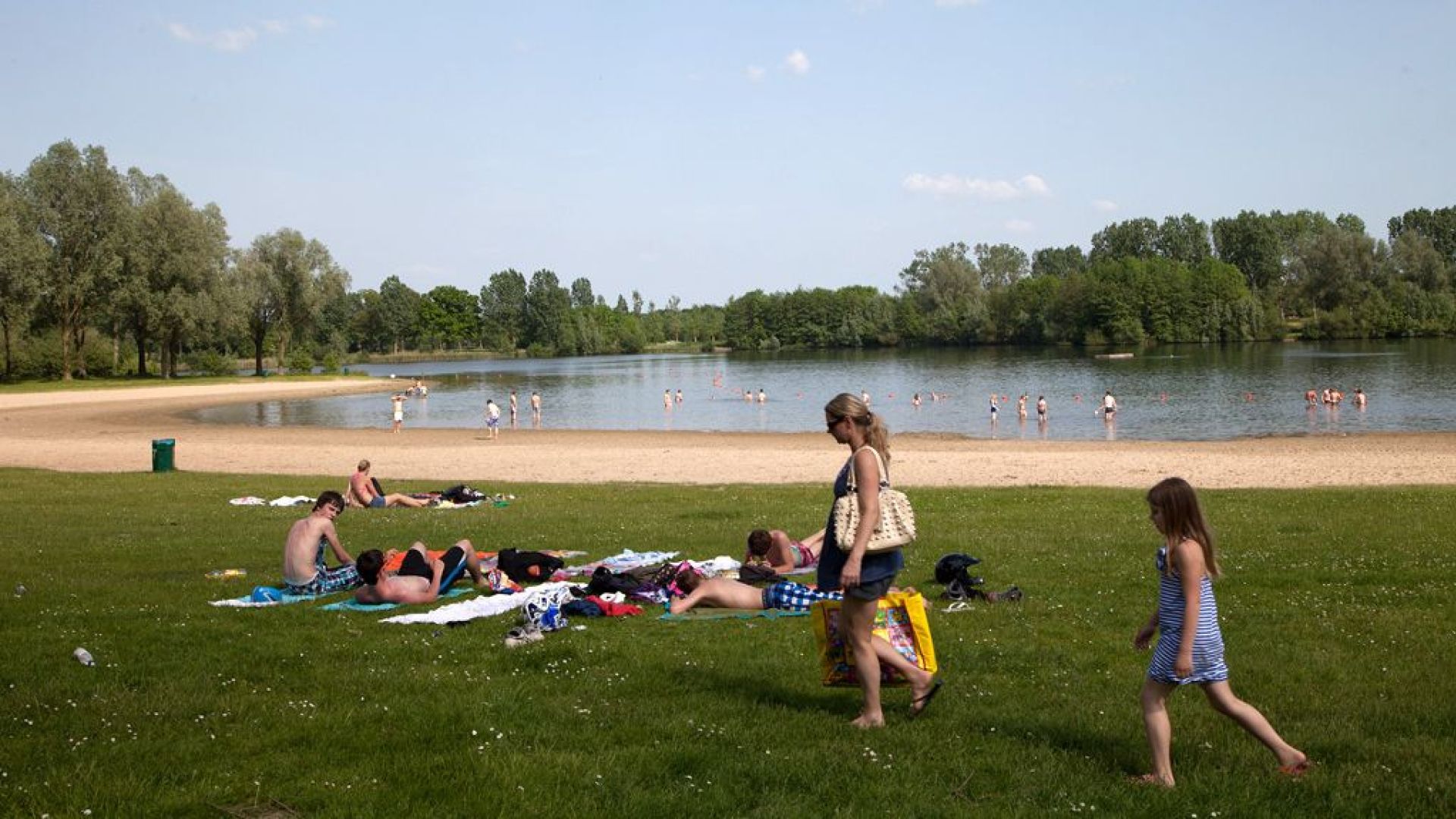 De Slingeplas op zomerse dagen.