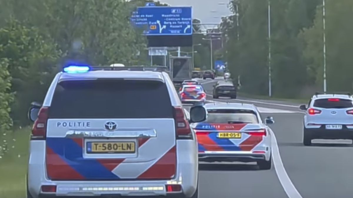 Beelden: politie bracht met sirenes de drugs uit Lidl-filiaal naar Maastricht