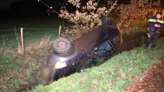 Auto belandt op de kop in sloot