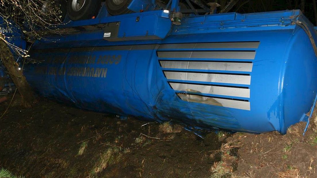 Tankwagen uit Haaksbergen gekanteld in Gieterveen