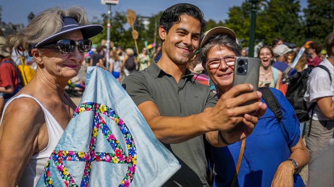 Jetten gaat op de foto met demonstranten