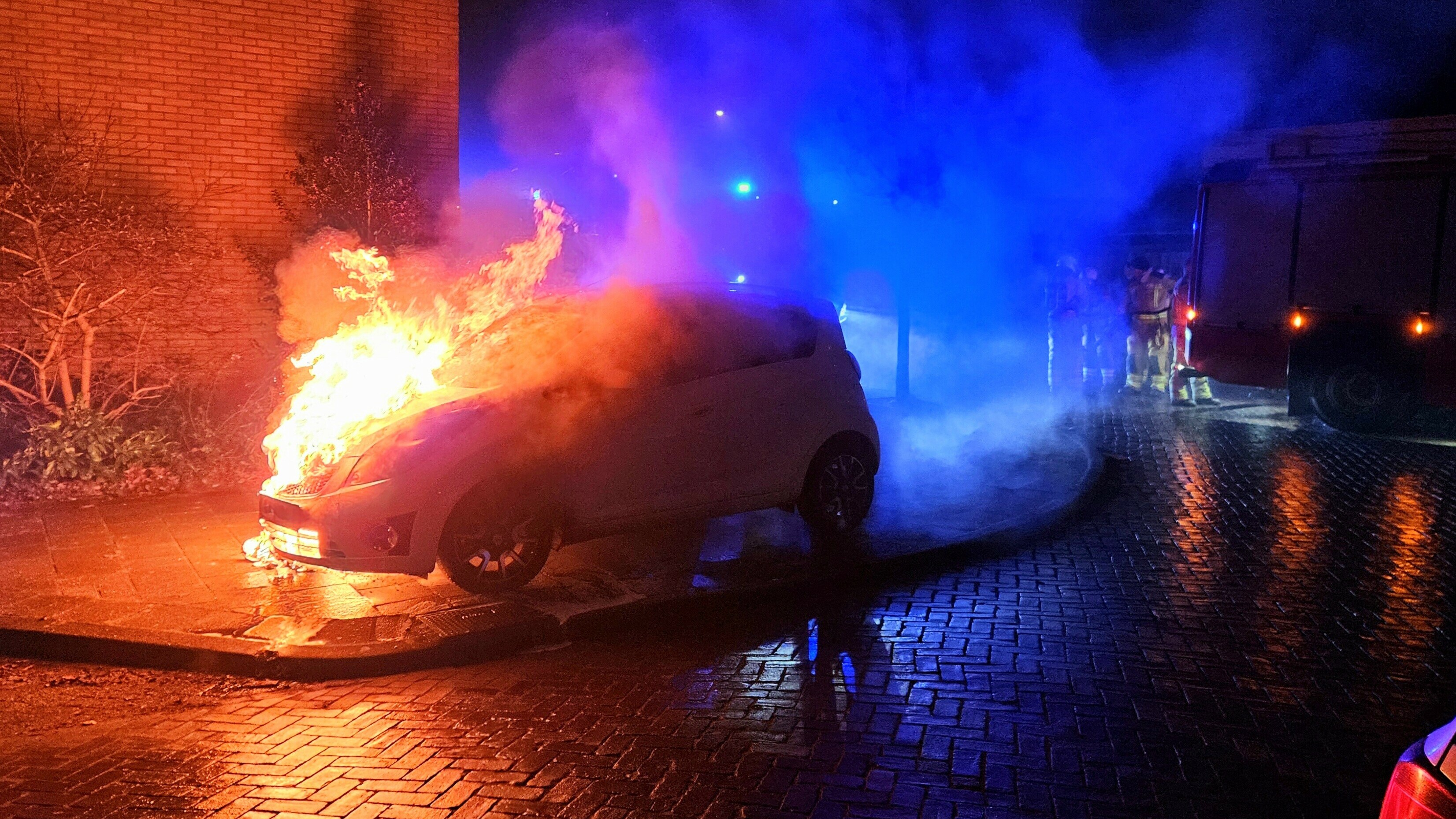 Twee auto's in vlammen op in Hoogeveen