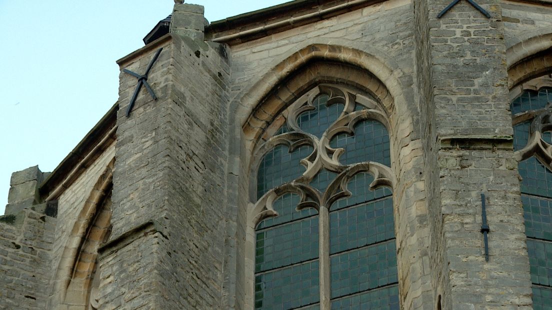 De ramen boven het koor van de kerk aan de buitenkant