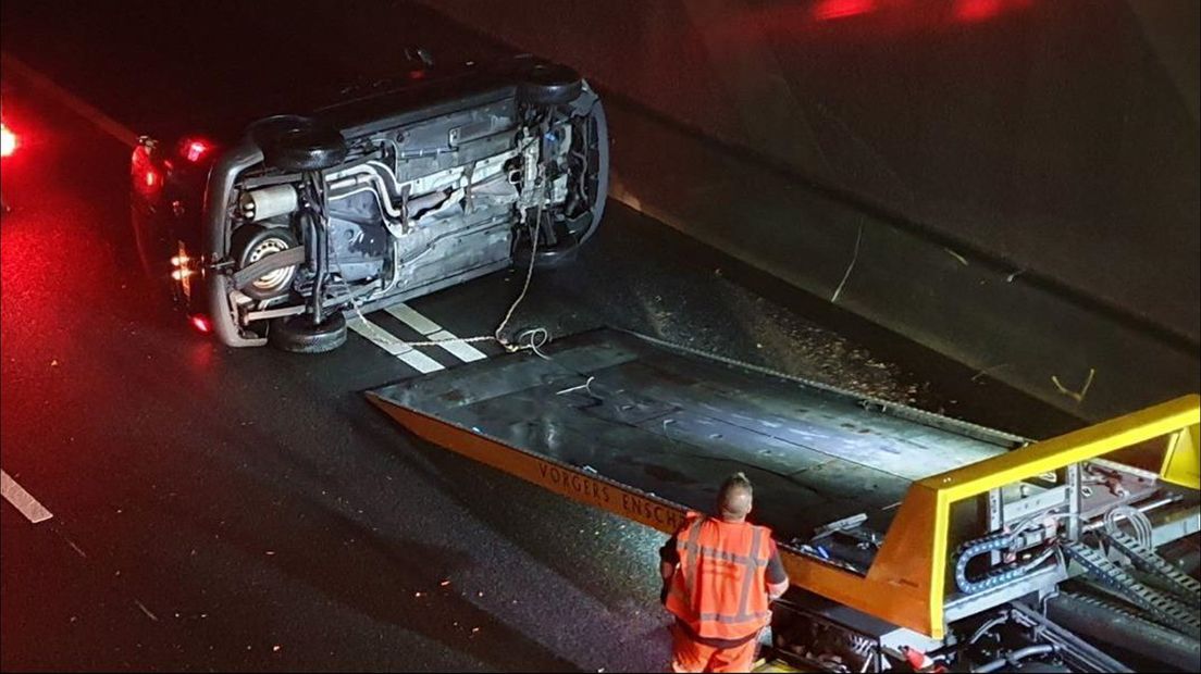 Auto op zijn kant op A1 bij Hengelo