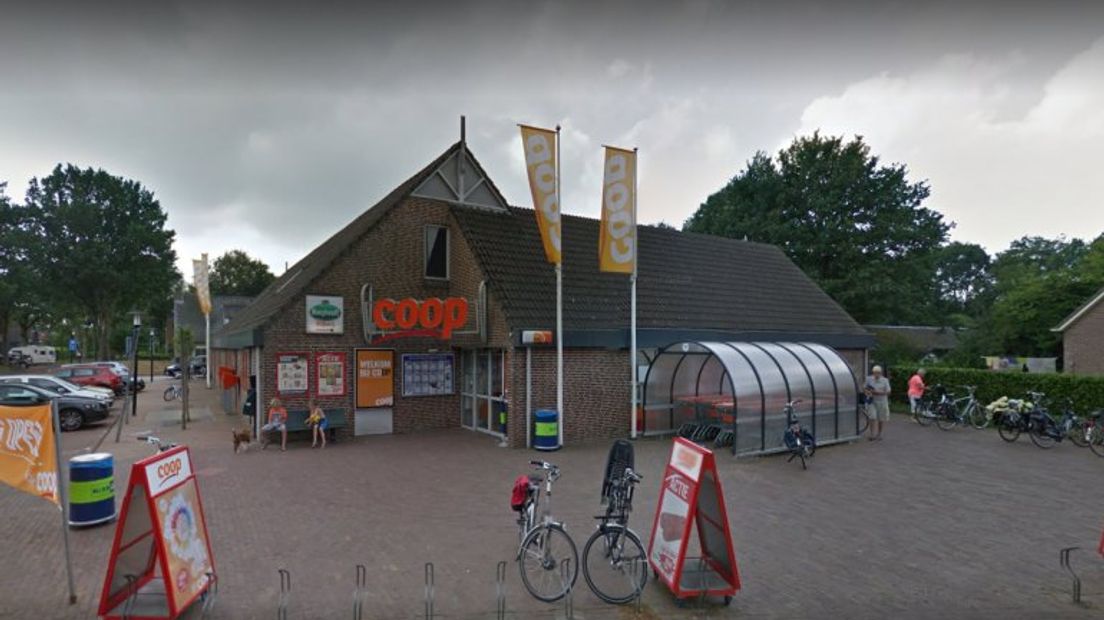 De supermarkt in Diever waar was ingebroken (Rechten: Google Streetview)