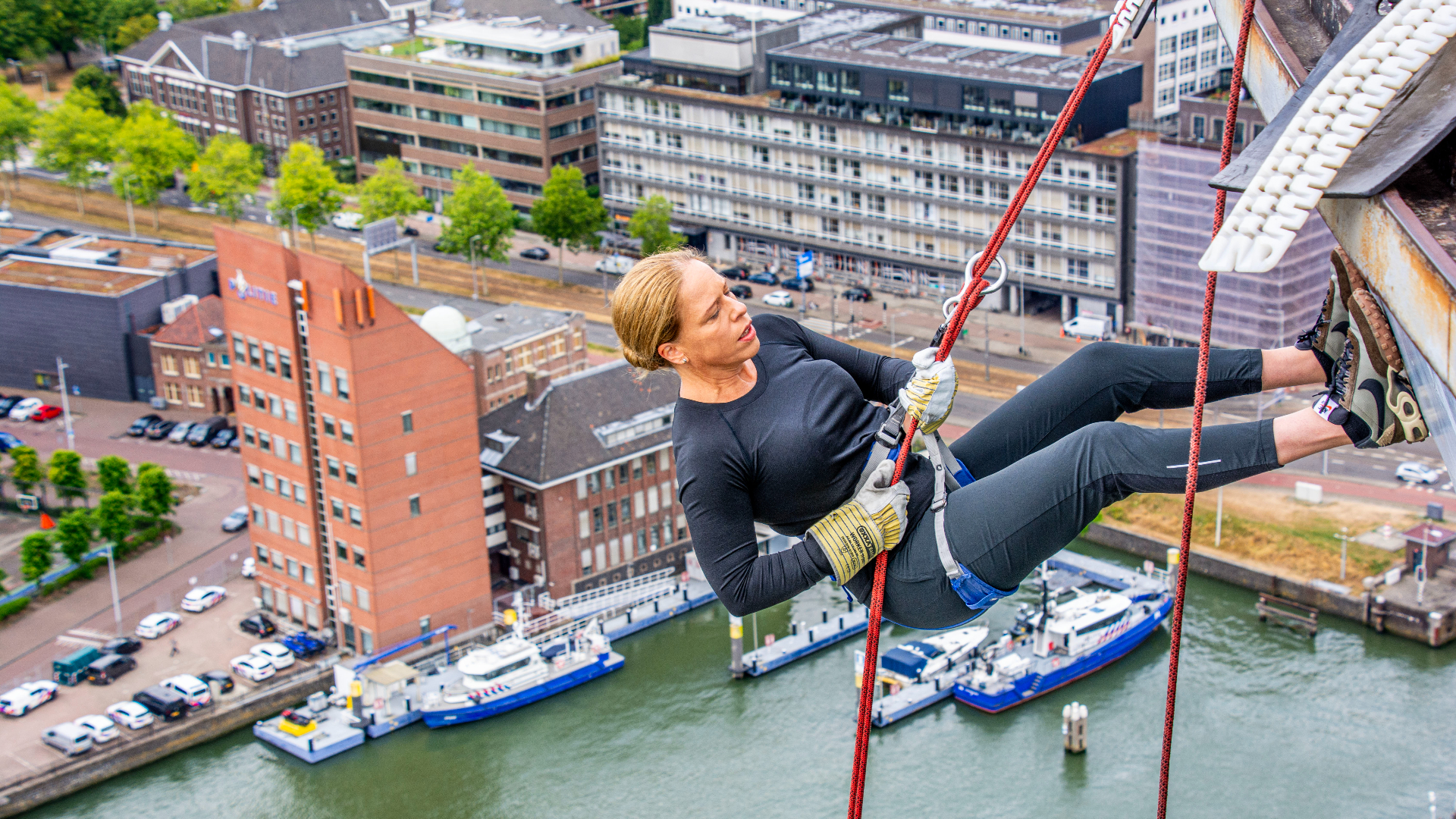 De burgemeester hoog boven Rotterdam