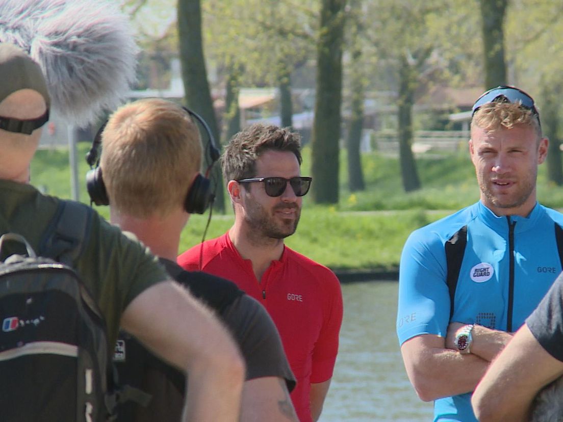 In rood shirt: de voormalig aanvoerder van Liverpool Jamie Redknapp