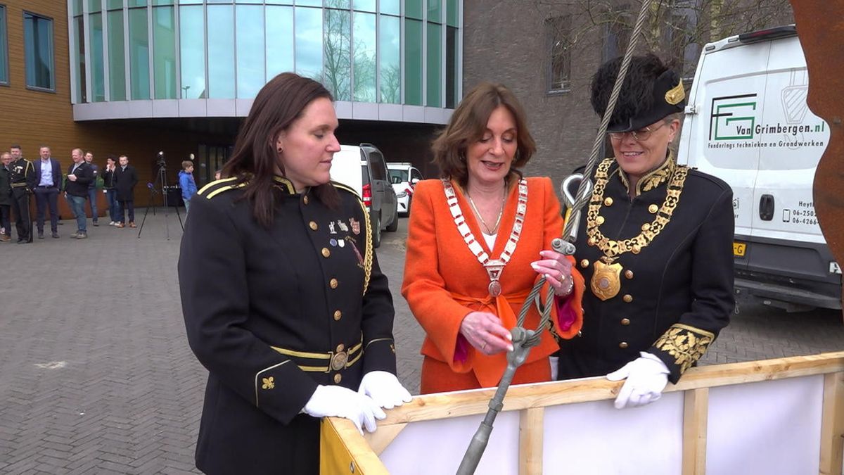 Zes meter hoge Um midden in centrum van Heythuysen