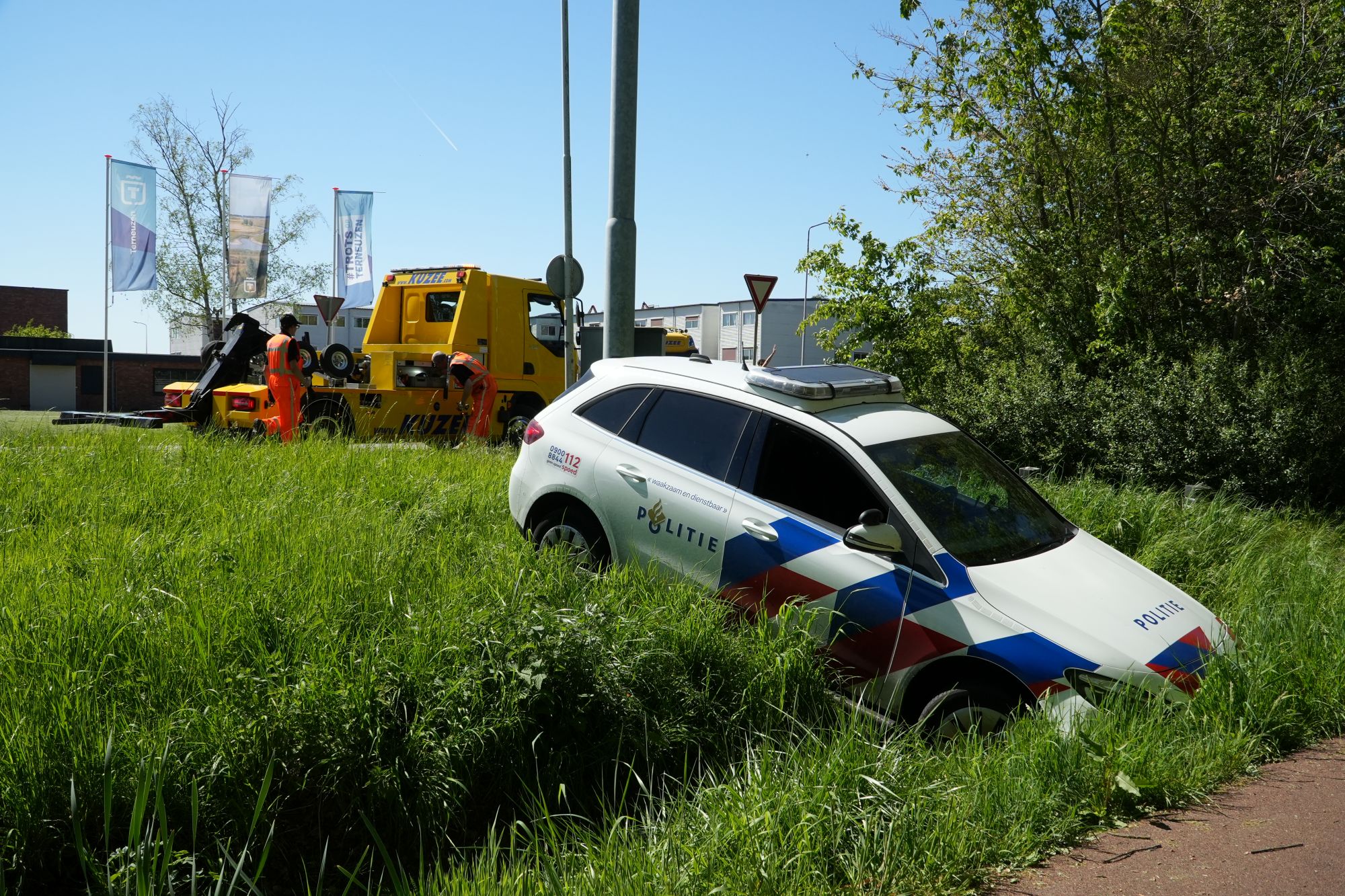 Politieauto rijdt in sloot tijdens achtervolging fatbike