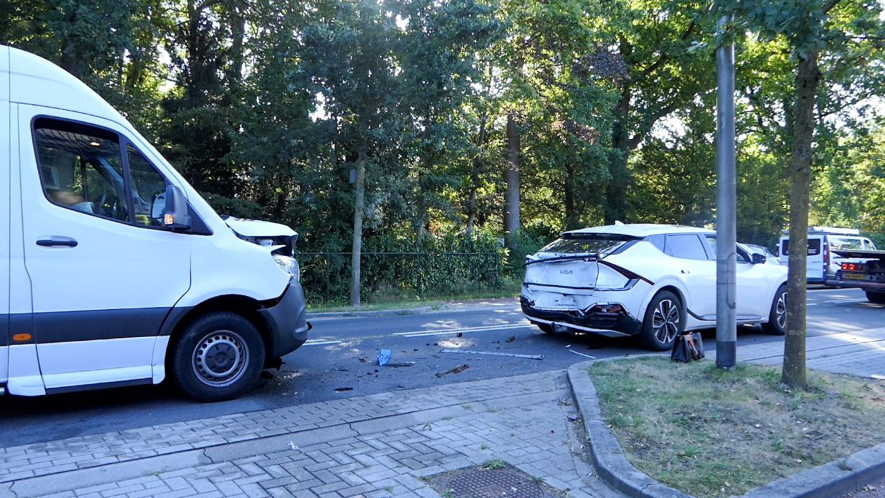 Vijf voertuigen betrokken bij aanrijding N733 in Lonneker.