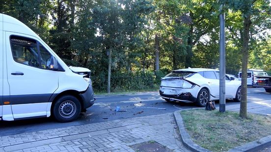 Vijf voertuigen betrokken bij aanrijding N733 in Lonneker. Vijf voertuigen betrokken bij aanrijding N733 in Lonneker.