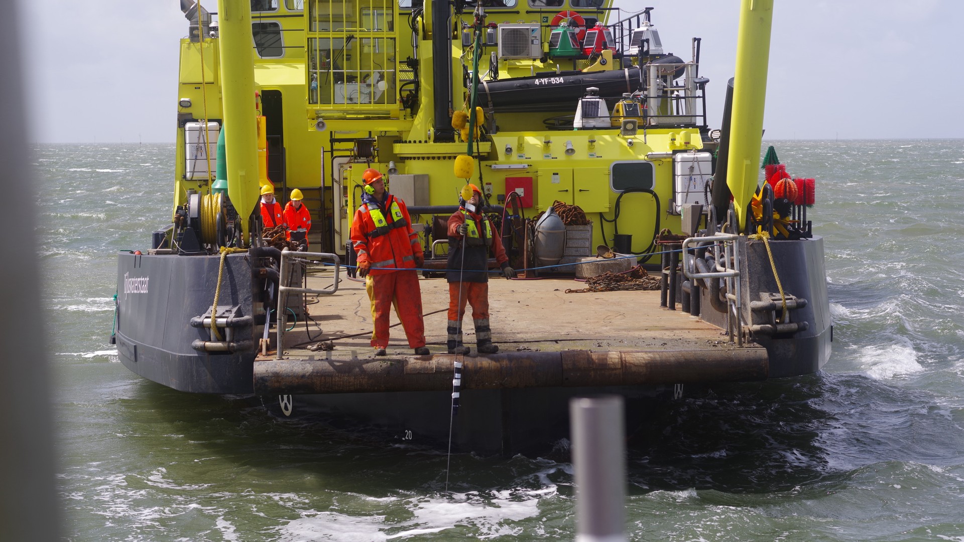 Rijkswaterstaat pleatst in hydrofoan yn see; it swart-wite objekt ûnderyn