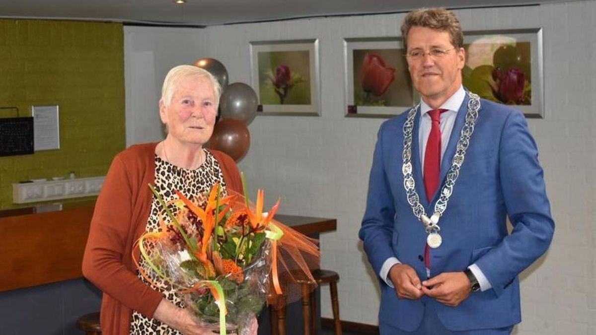 55 jaar vrijwilligerswerk: lintje voor inwoonster Barger-Oosterveld