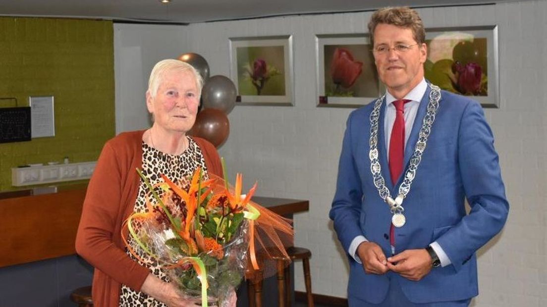 Tiny Bos kreeg de onderscheiding van burgemeester Eric van Oosterhout (Rechten: Gemeente Emmen)