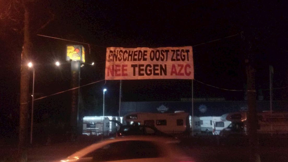 Opnieuw spandoeken in de wijk Dolphia tegen de komt van een azc in Glanerbrug