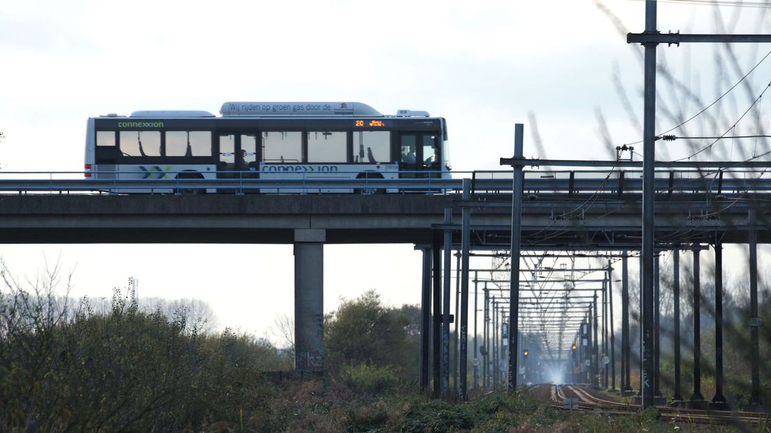 Connexxion-bus kruist het spoor Goes-Middelburg
