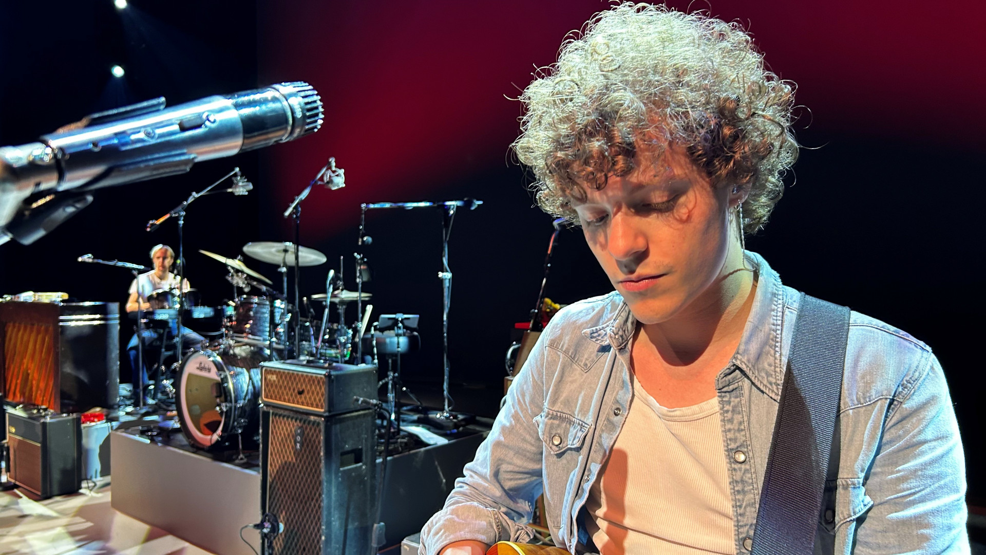 Gitarist Yaniv de Jong van The Young Analogues