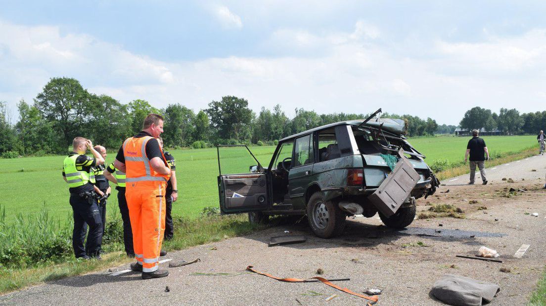 De auto vloog van de snelweg en raakte een wielrenner (Rechten: Van Oost Media)