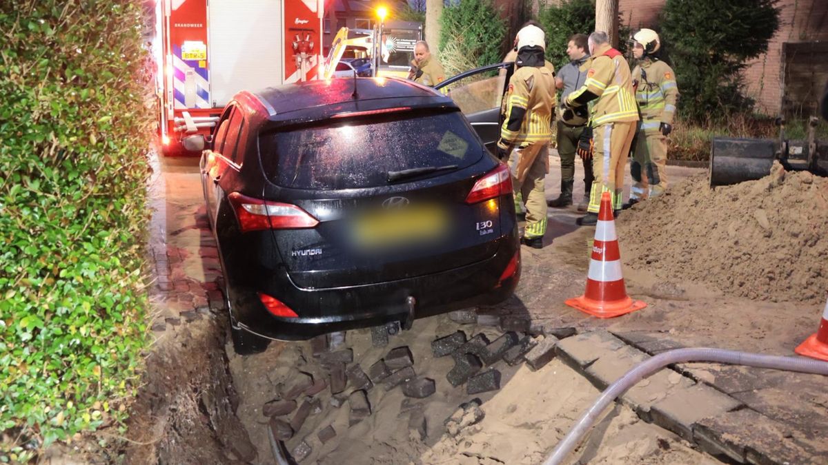 Auto valt bijna in zinkgat Eemnes