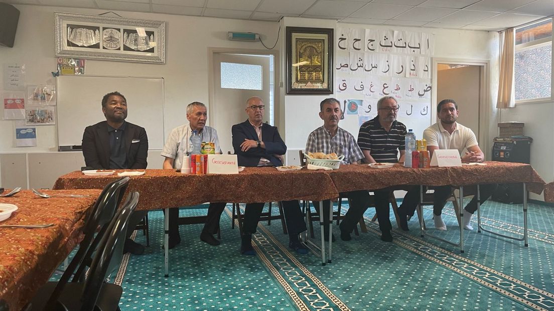 De wandeling werd afgesloten met een diner bij de Camii Moskee