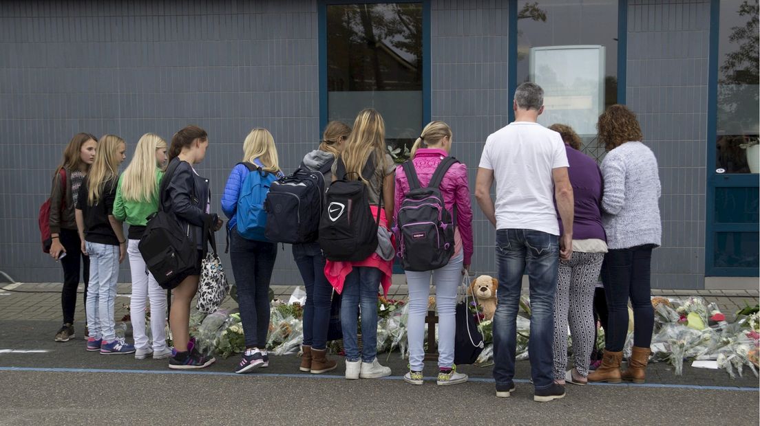 Scholieren leggen bloemen in Haaksbergen