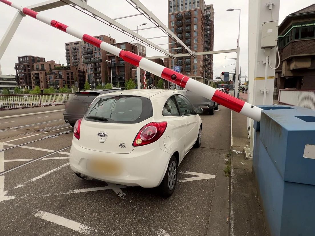 Bij deze auto ging het op het nippertje goed toen de slagboom naar beneden kwam