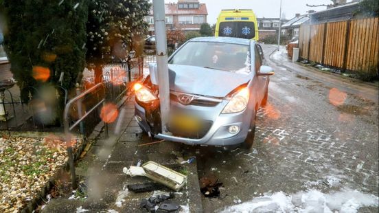 Auto botst tegen lantaarnpaal