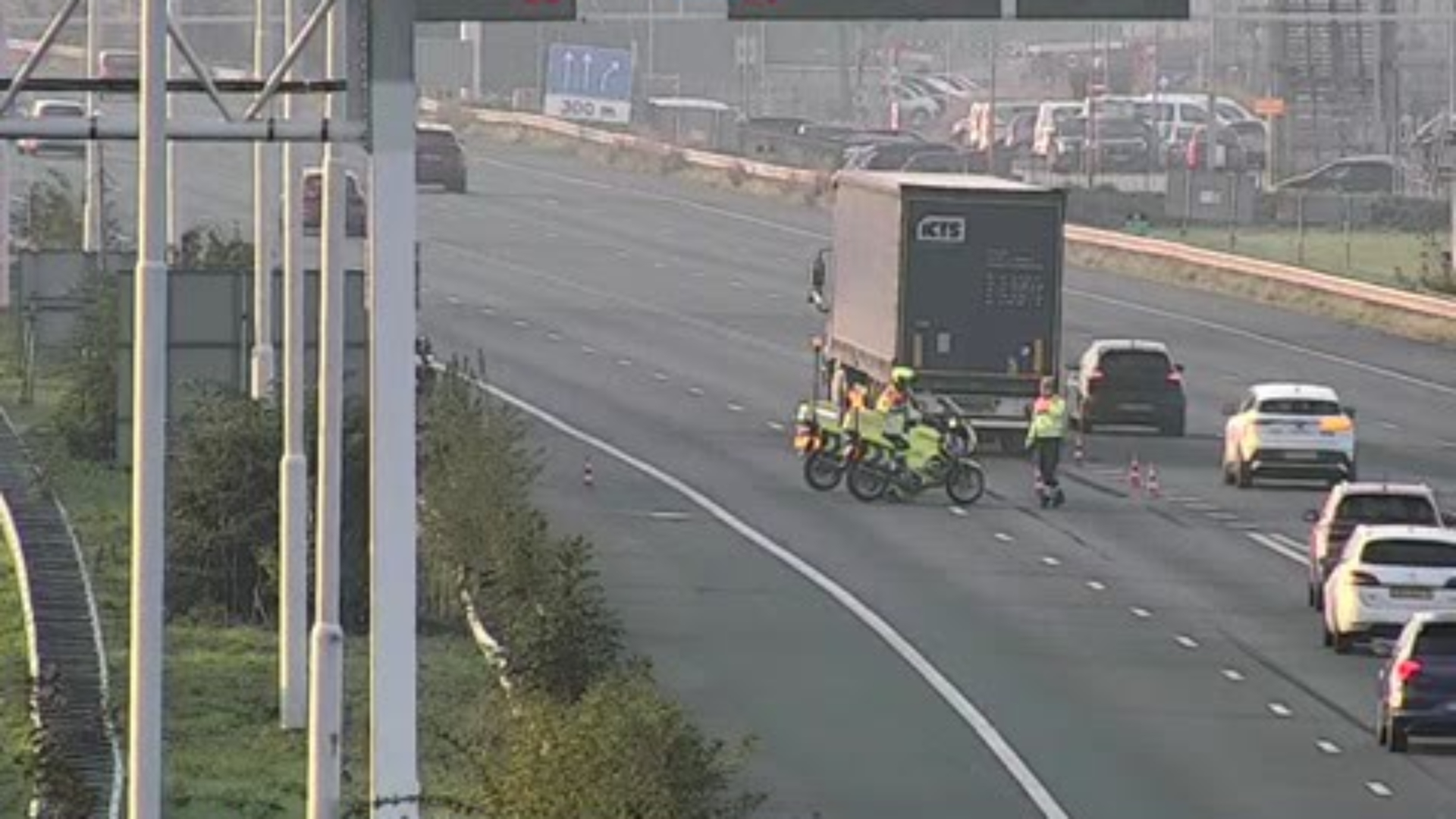 De weg is afgesloten vanwege de kapotte vrachtwagen op de A4.