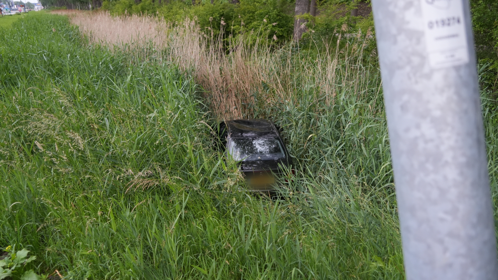 112-nieuws: Auto glijdt van de weg in de sloot • Politie zet