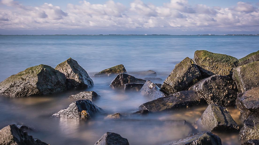 Wolkenlucht bij het strand van Ouwerkerk