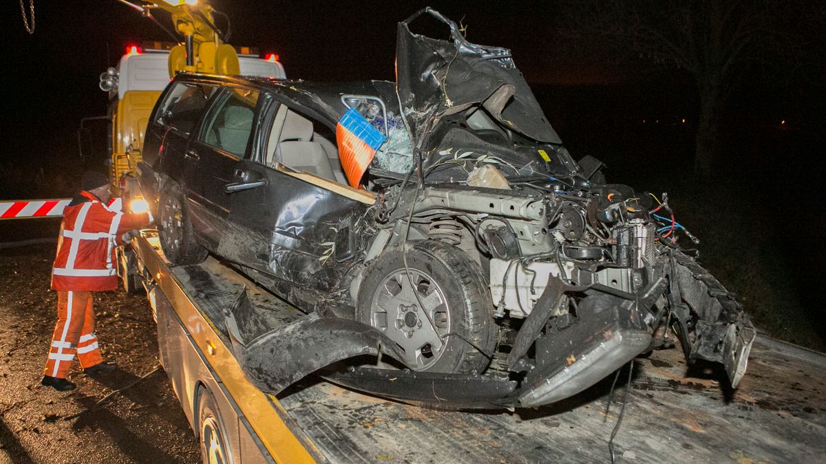 Bestuurder doolt op sokken door buitengebied in Acquoy nadat hij met auto boom ramt