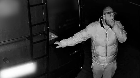 Man met hand voor mond steelt gereedschap uit werkbus in Beusichem