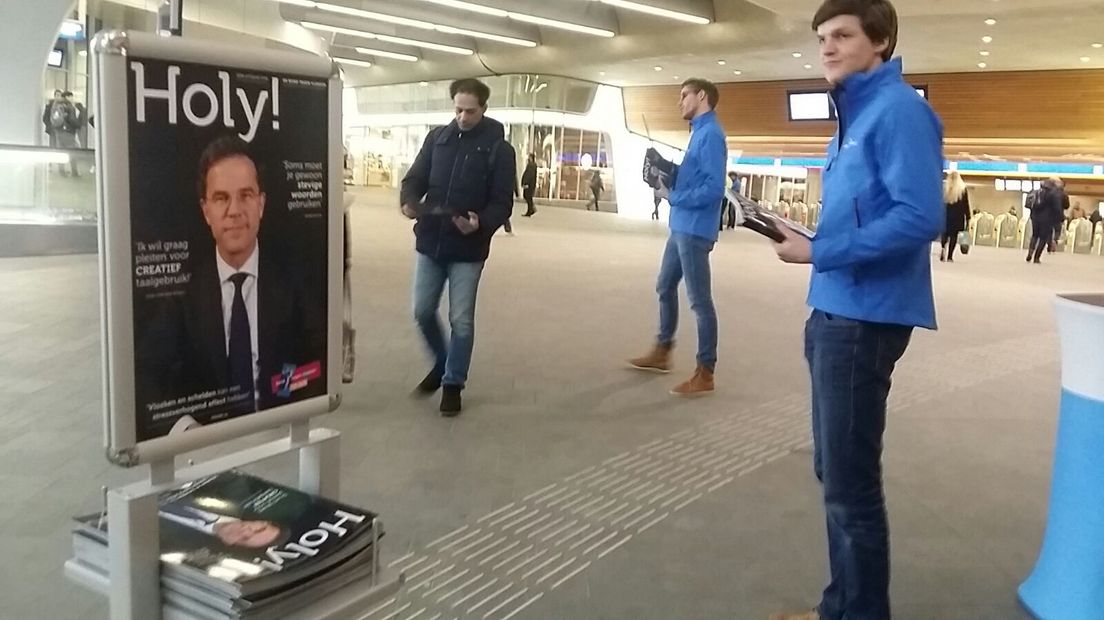 De Bond tegen vloeken deelt vanochtend de glossy Holy! uit op station Arnhem Centraal. De bond bestaat 100 jaar en om daar bij stil te staan worden respect, beschaving en fatsoenlijk taalgebruik nog eens extra onder de aandacht gebracht.