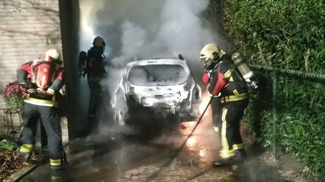 De brandweer blust de autobrand (Rechten: Twitter/PolitieTynaarlo)
