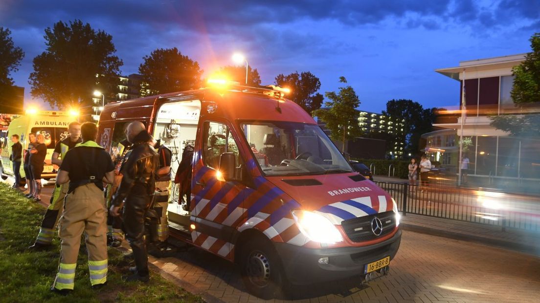 De brandweer is in en rondom het water op zoek (Rechten: Van Oost Media)