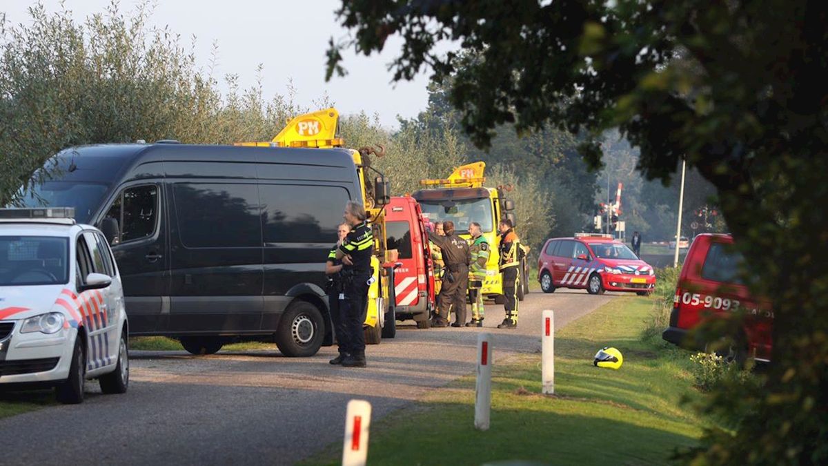 Politie ontdekt drugslaboratorium in Beerzerveld na vondst auto's in sloot