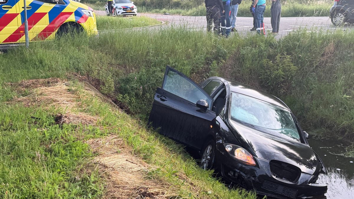 Ongeval met twee auto's: eentje belandt in de sloot in Meterik