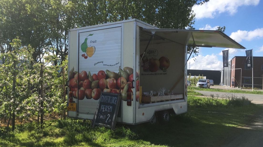 Inwoners van Boven-Leeuwen komen in actie voor fruittelers Geert en Bianca van Aanholt. Het gezin werd half april zwaar gedupeerd toen in hun boomgaard 320 appelbomen door werden gezaagd.