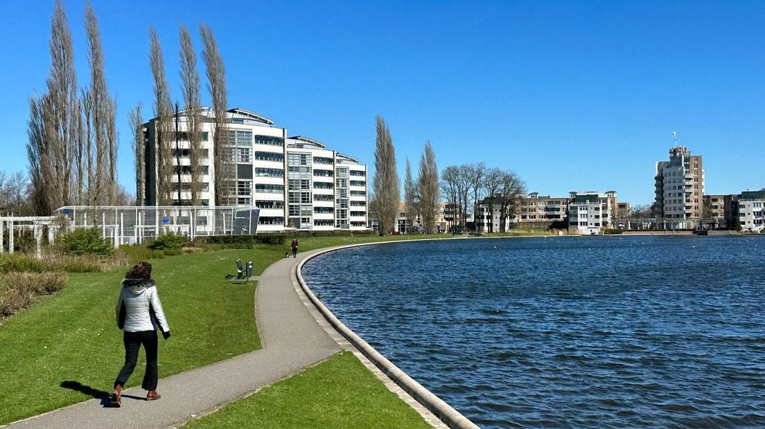 Uitzicht op Kattenbroek vanaf de vijver van Emiclaer.