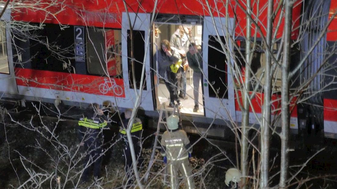 De passagiers worden door de brandweer uit de trein gehaald