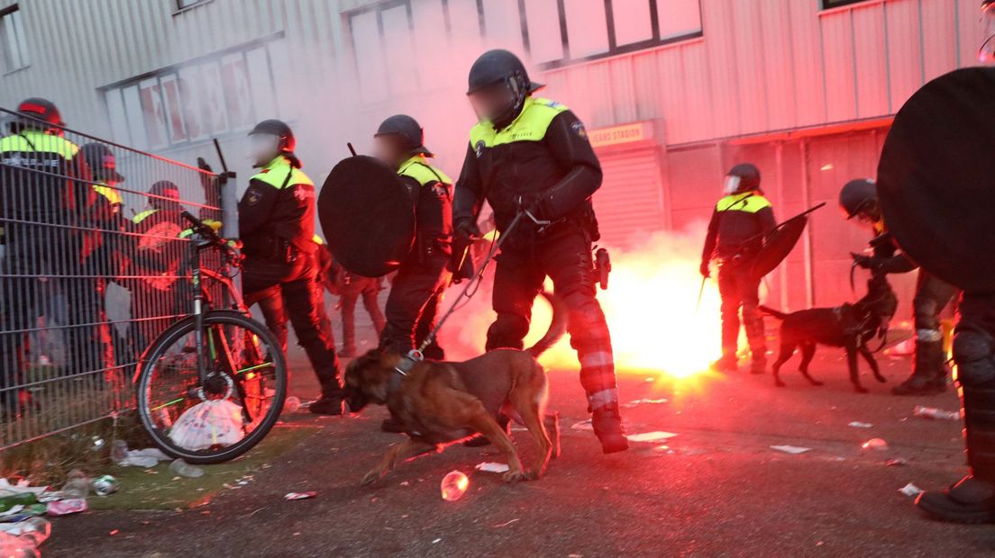 Bij de rellen na ADO - Excelsior zijn onder andere de ME en politiehonden ingezet