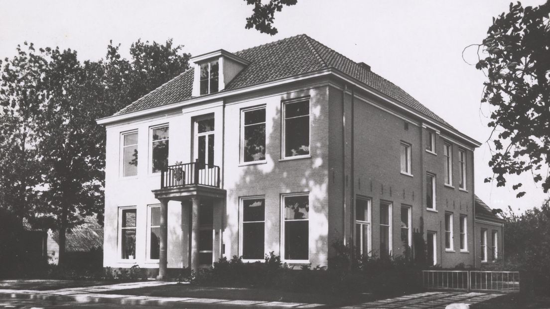 Het meest recente gemeentehuis, vlak na de oplevering