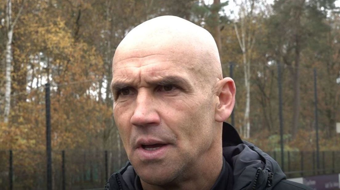 Trainer Thomas Letsch beschouwt voor op PSV-Vitesse.