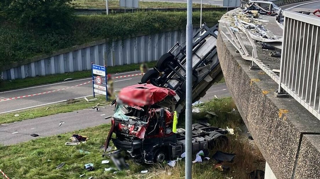 vrachtwagen van viaduct af