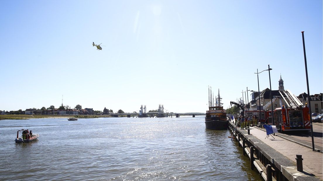 De traumahelikopter vliegt boven de IJssel