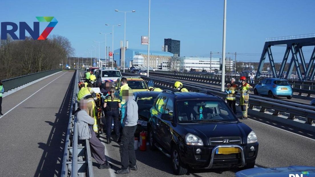 Vrouw na half uur bevrijd uit auto na ongeval Graafsebrug