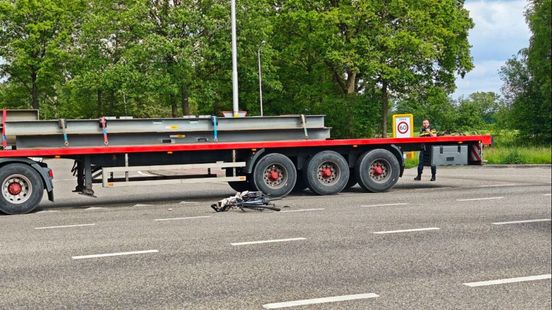 Vrachtwagen schept fietser op kruising
