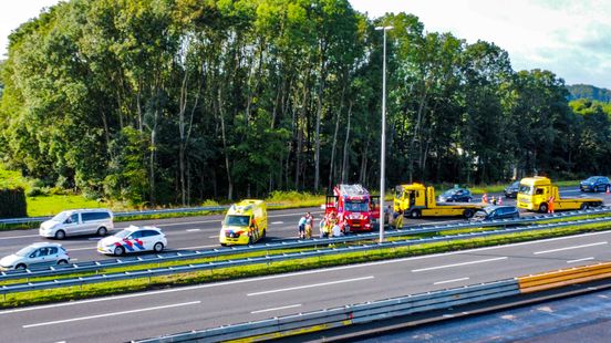 Verwarde man veroorzaakt verkeersongeval op A1 tussen Deventer en Apeldoorn. Verwarde man veroorzaakt verkeersongeval op A1 tussen Deventer en Apeldoorn.